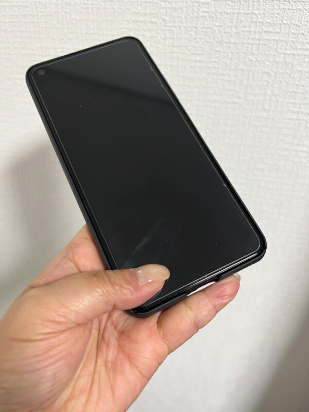 親指が画面に触れてしまっているので操作ができなくなる