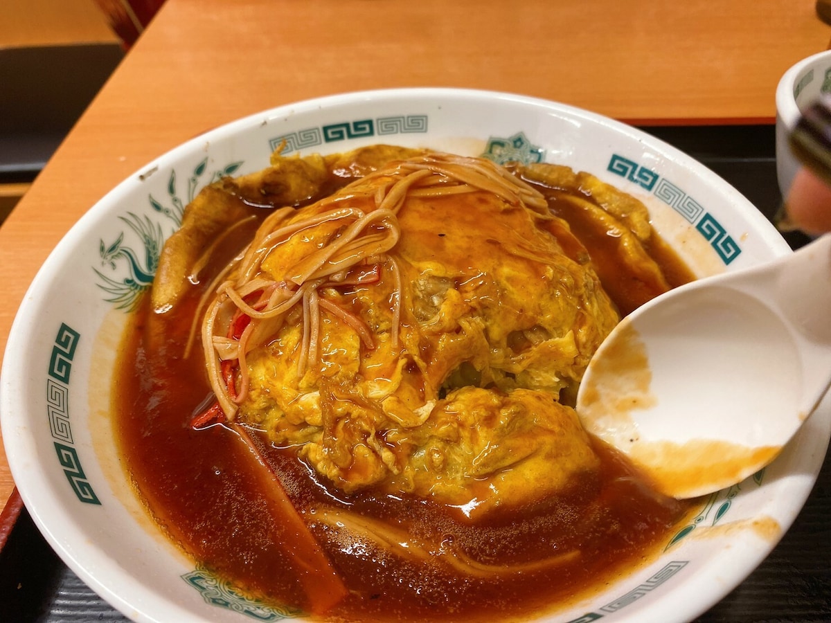 知っている天津飯とは違う、濃厚な赤色ソースにびっくり