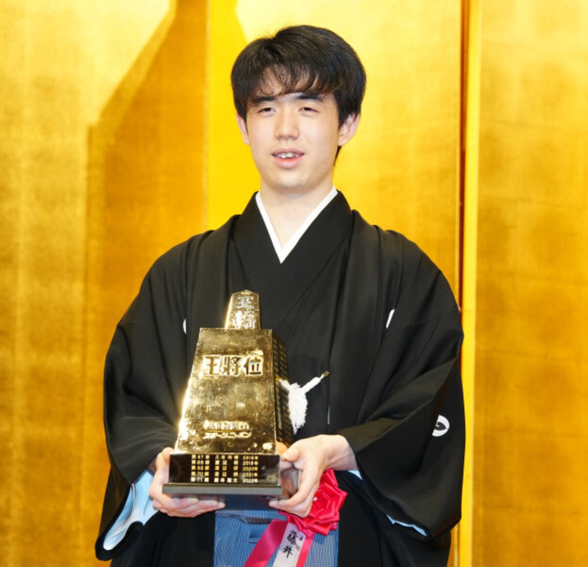 第71期王将就位式での藤井聡太王将（写真：日刊スポーツ/アフロ）