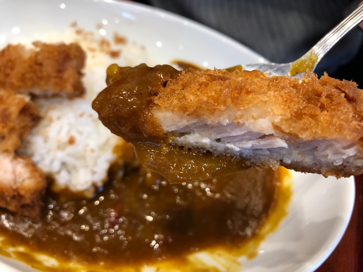 なか卯の「カツカレー」のロースカツ、衣はサクサク