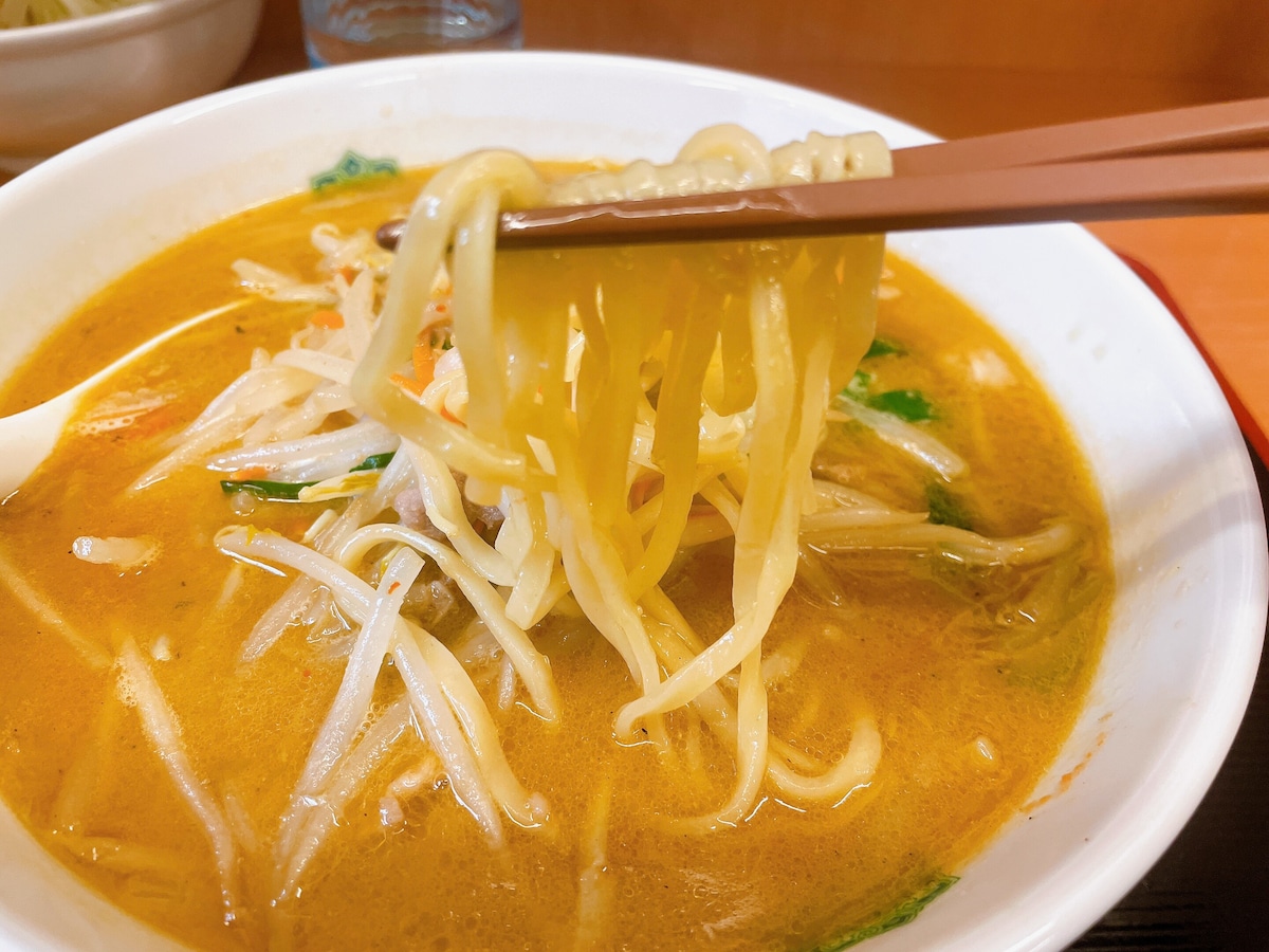 麺は食べ応え抜群の太麺