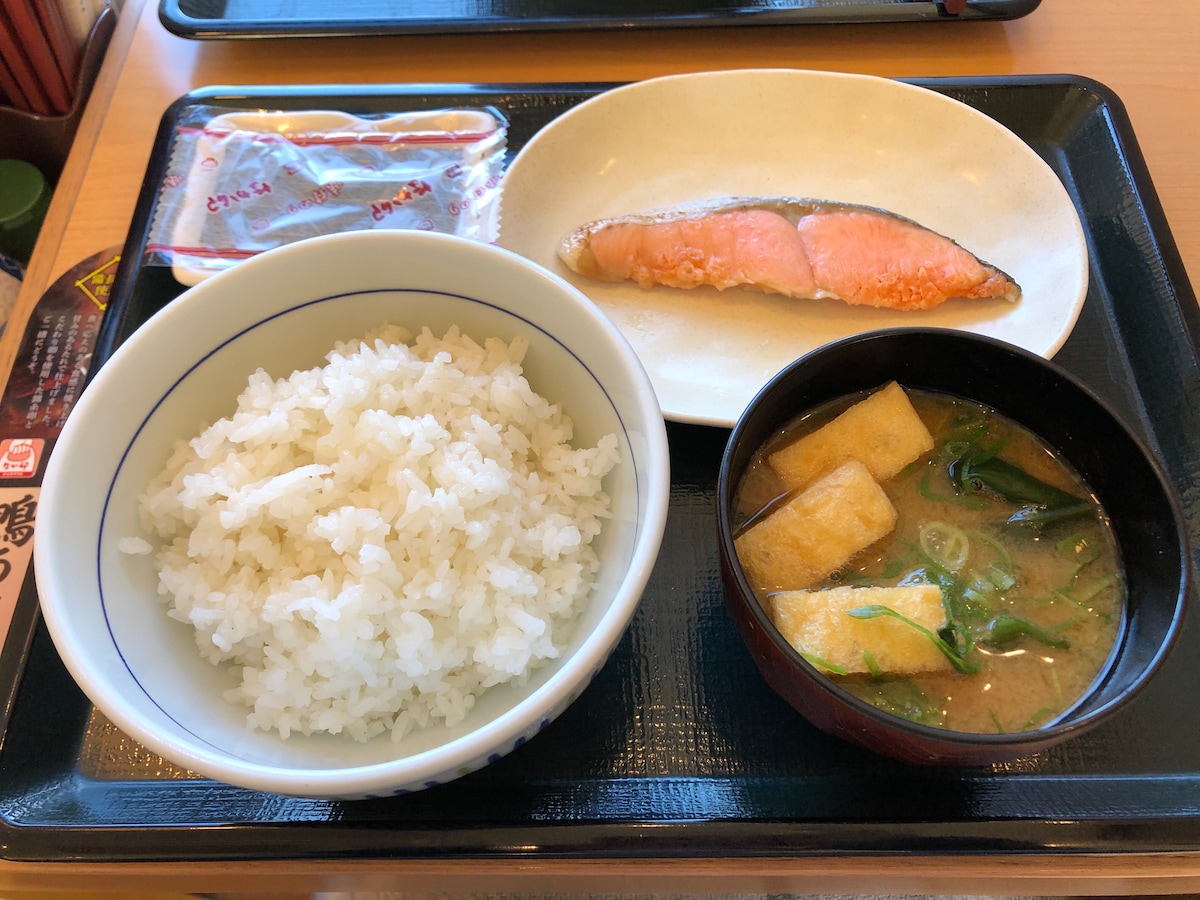 なか卯のおすすめモーニング「銀鮭朝食」