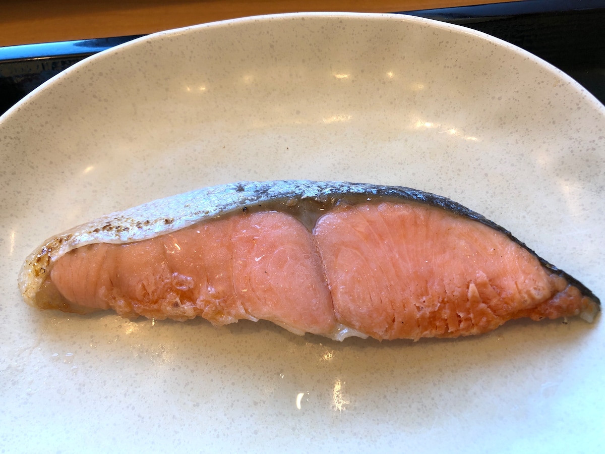 なか卯の「銀鮭朝食」の銀鮭は脂が乗っている