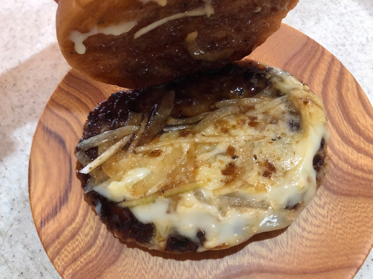 モスバーガーの「とびきりチーズ～北海道産ゴーダチーズ使用～」はハンバーグがとてもジューシーで、オニオンとの相性もとても良い