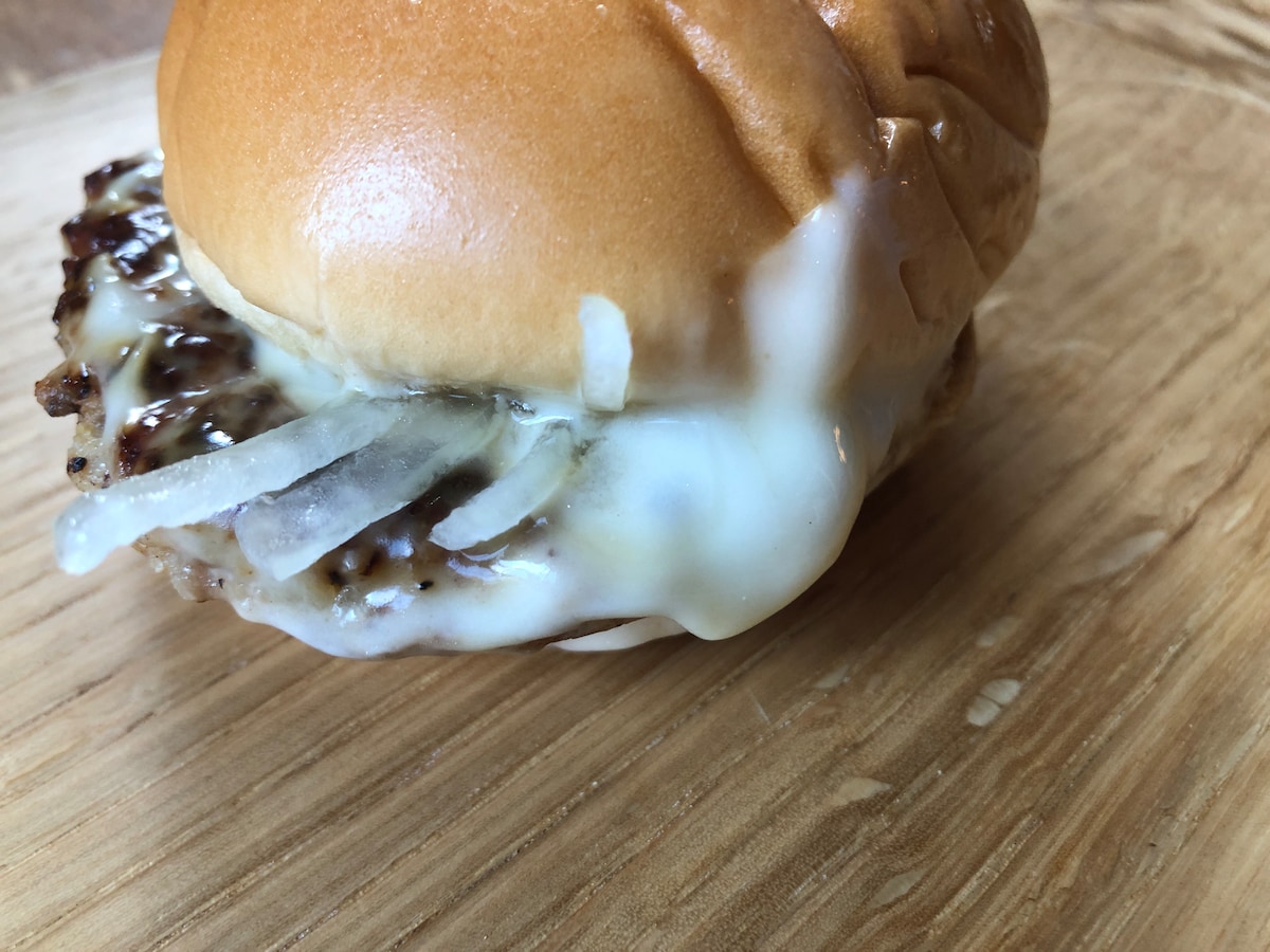モスバーガーの「とびきりチーズ～北海道産ゴーダチーズ使用～」はチーズが溶け出している