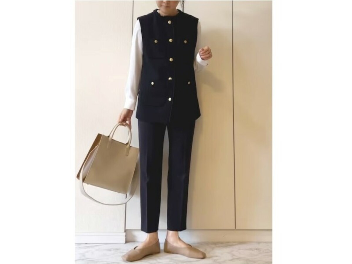 トレンドのツイードベストを主役にしたきれいめコーデに　出典：WEAR