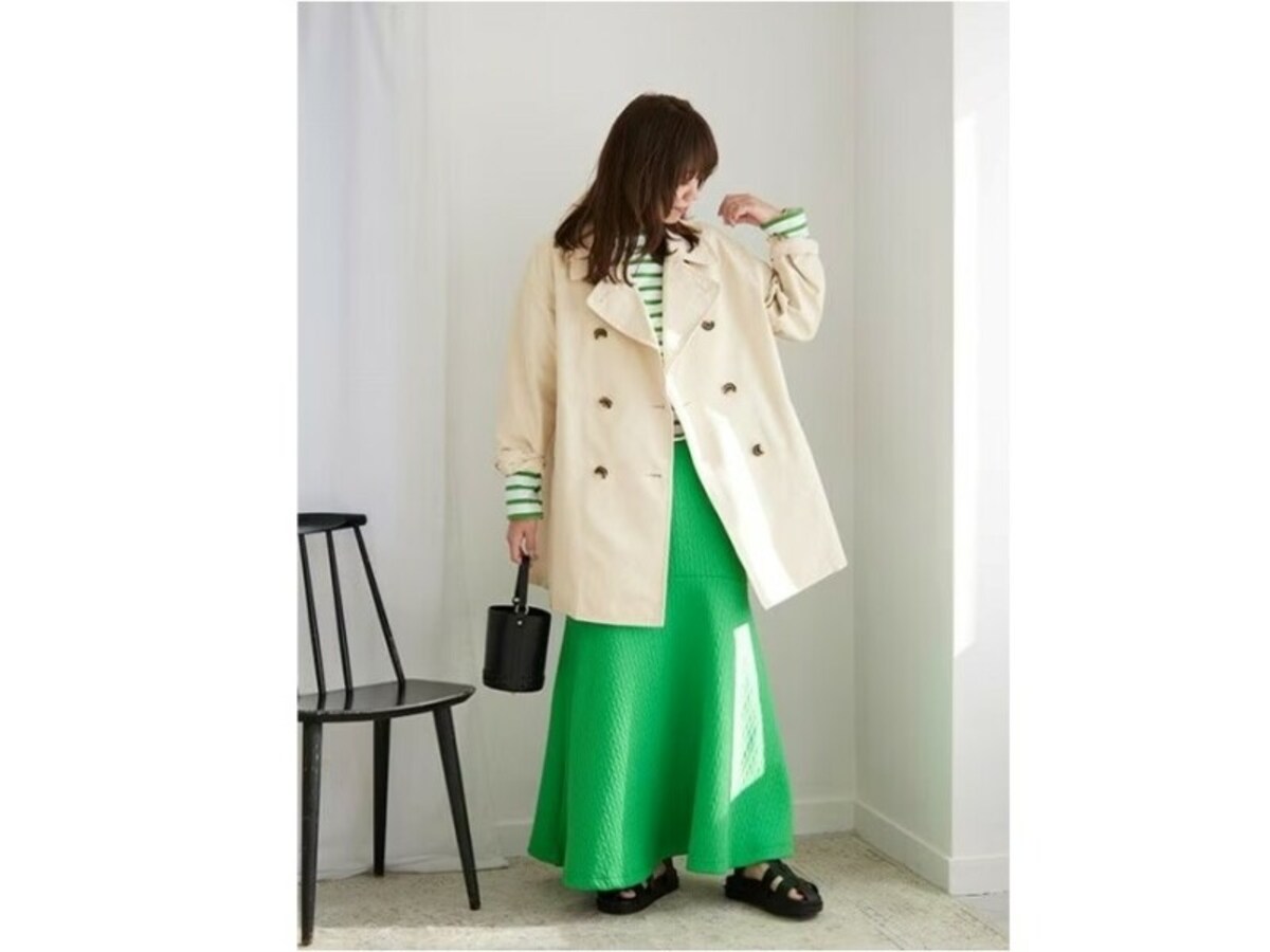 鮮やかなグリーンのボーダーカットソー＆スカートでフレッシュに　出典：WEAR