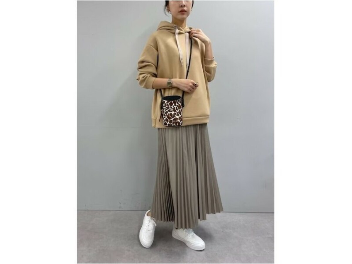 スポーティーなスウェットとフェミニンなスカートのコンビが大人可愛い　出典：WEAR
