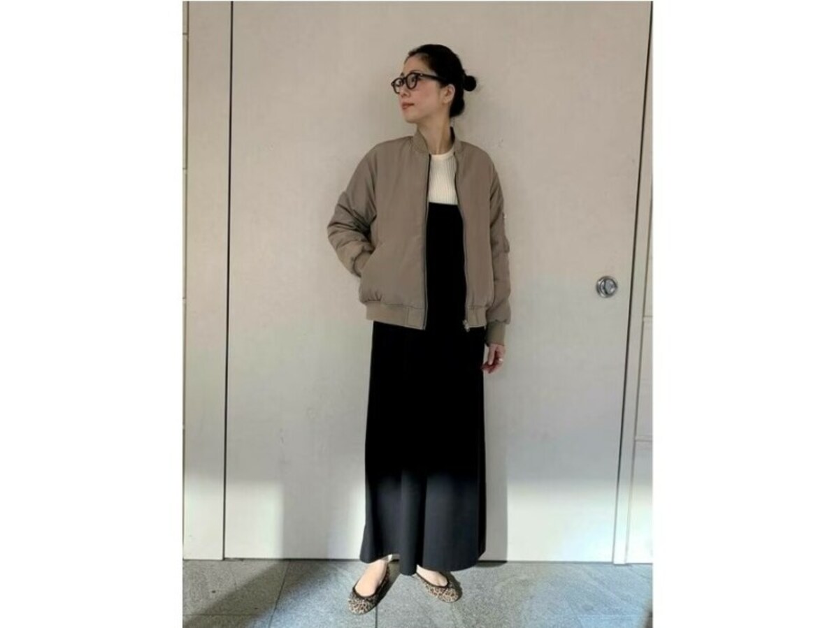 ワイドパンツになっているサロペットは大人が取り入れやすいアイテム　出典：WEAR