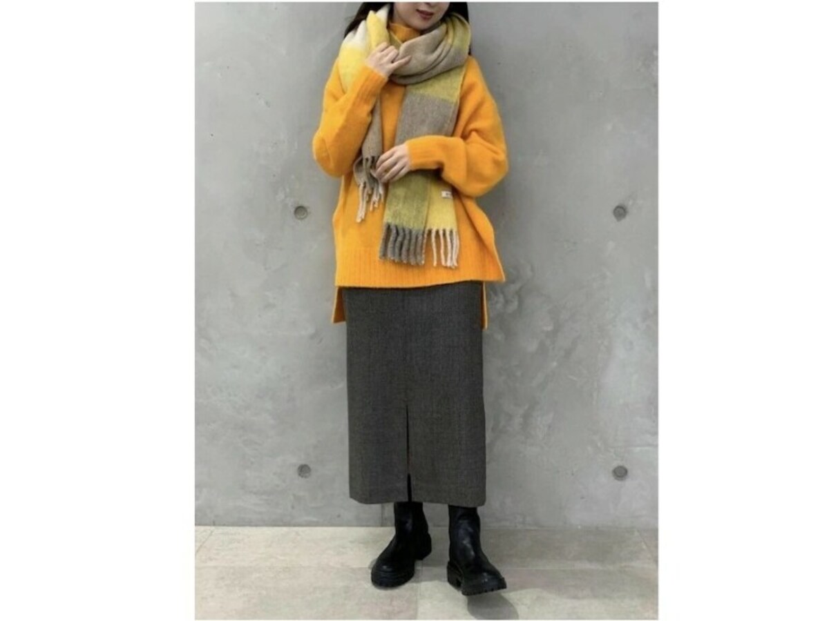 長め丈のスリット入りニットは着ぶくれした印象になりにくくて優秀　出典：WEAR