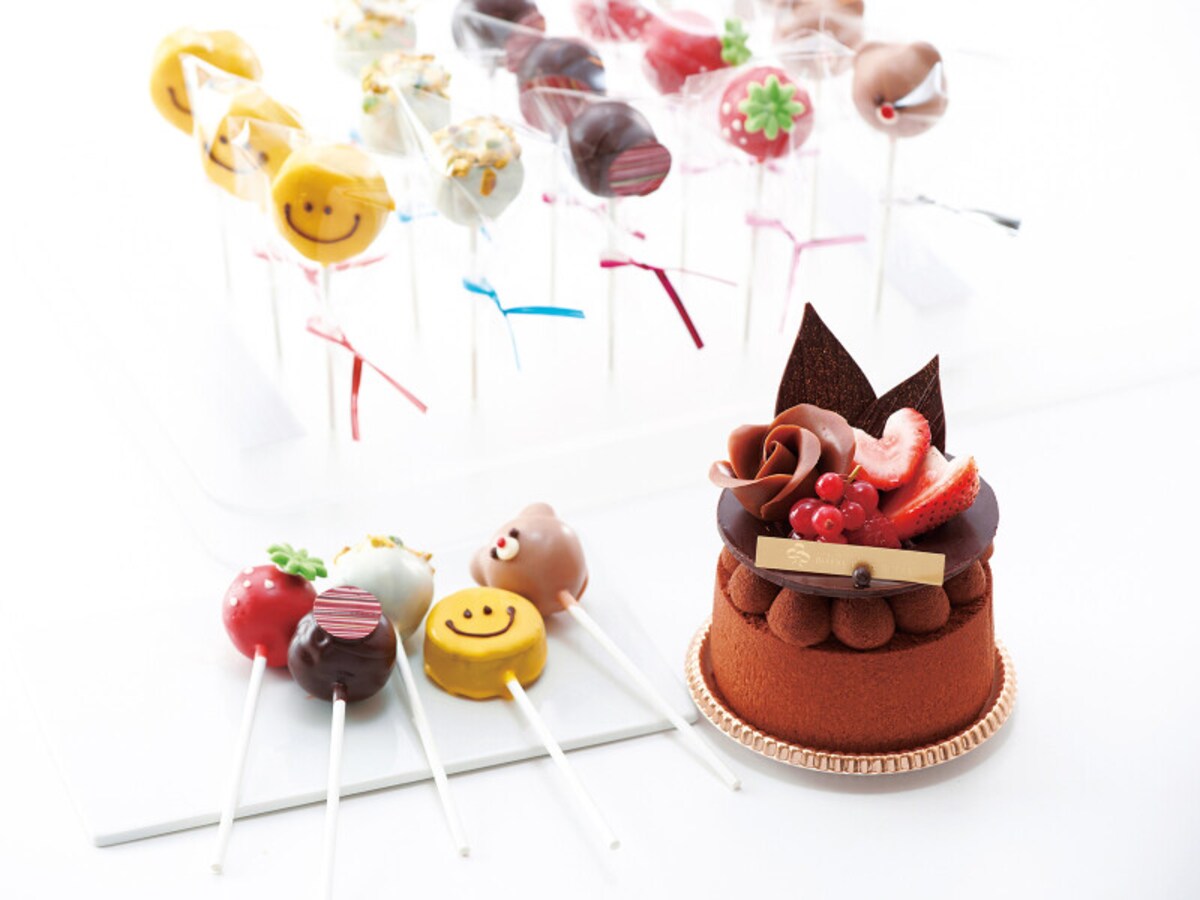 横浜ロイヤルパークホテル「バレンタインショコラ（3号直径約9cm、税込2000円）」、「ロリポップチョコレート（5種、各税込350円）」（提供画像）