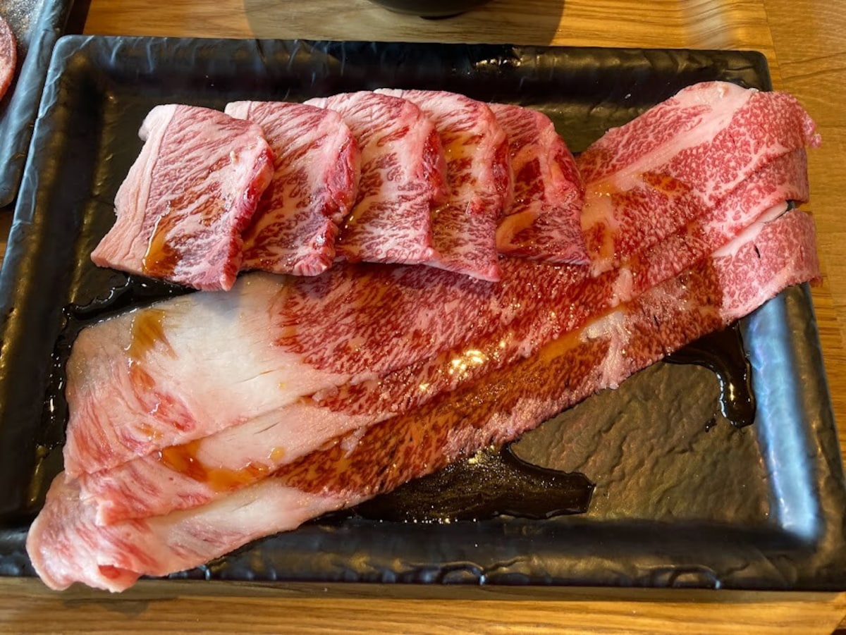 脂も美味しい霜降り肉の黒毛和牛