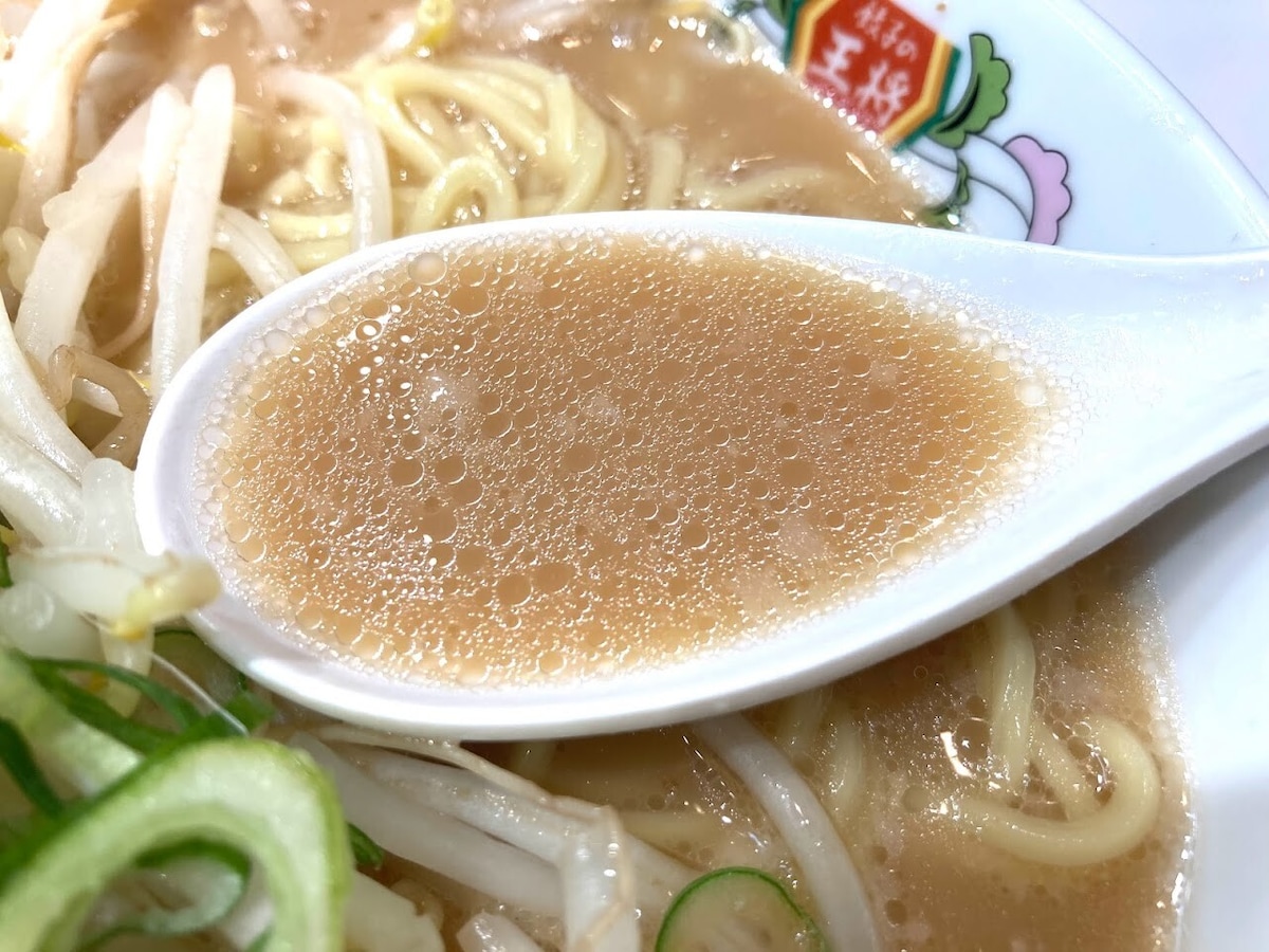 豚骨と醤油を使ったコク旨スープ