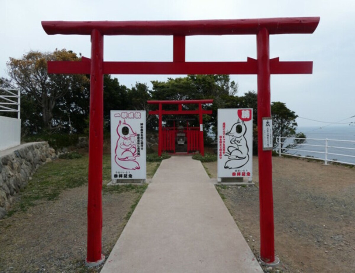 元乃隅神社の中で一番高い場所にある小さな社（2022年3月撮影）