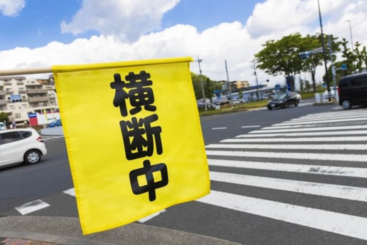 子どもたちの登校時の安心、安全を見守る旗振り当番