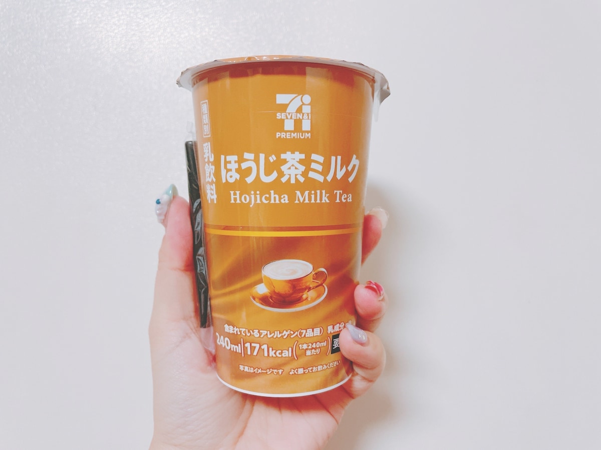 甘さ控えめ×濃厚なミルク感が飲みやすい「セブンプレミアム ほうじ茶ミルク」