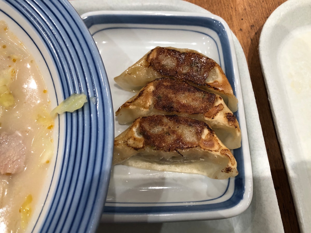 リンガーハットの「ぎょうざ3個とごはんのセット」のぎょうざ