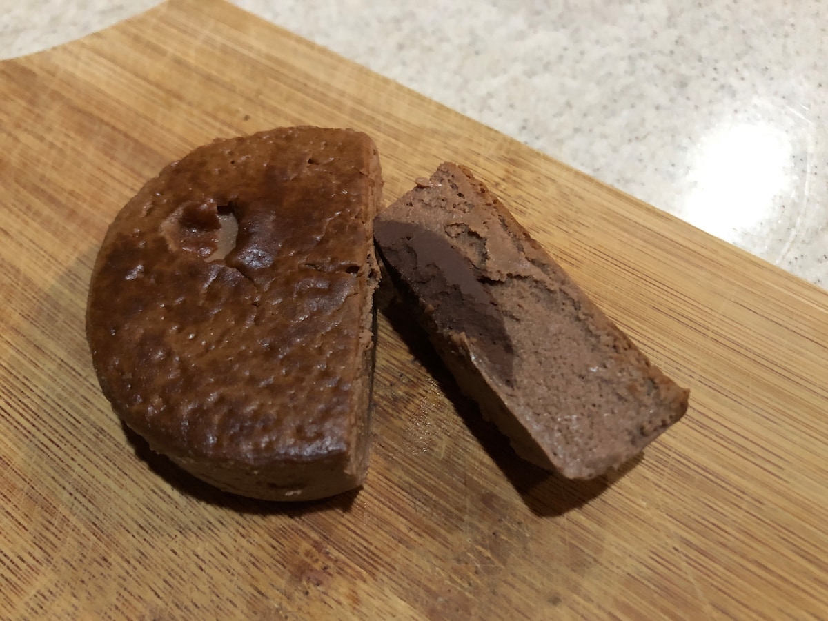 ローソンの「濃厚生チョコチーズケーキ」は中にチョコレートが入っている