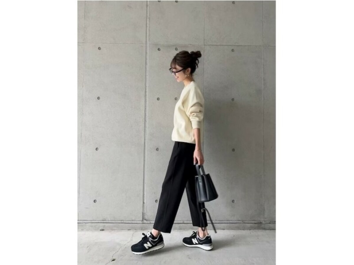 カジュアルになりやすいスニーカーコーデもモノトーンで大人っぽく　出典：WEAR