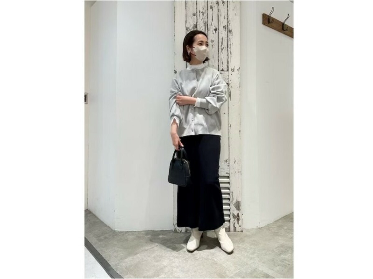 パール付きのカーディガンでフェミニンさもプラスしたモノトーンコーデに　出典：WEAR
