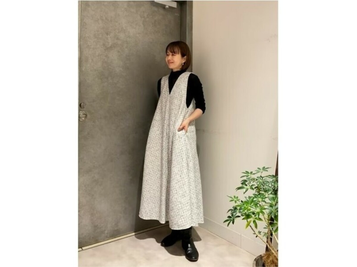 ボリュームのあるデザインが可愛い白のジャンパースカートは春らしさ満点　出典：WEAR