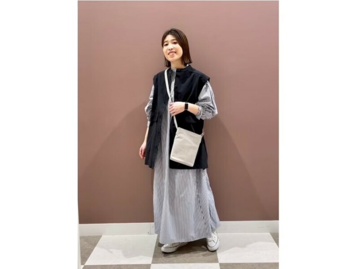 お腹まわりがふんわりとしたロング丈のシャツワンピースは体型カバーにも　出典：WEAR