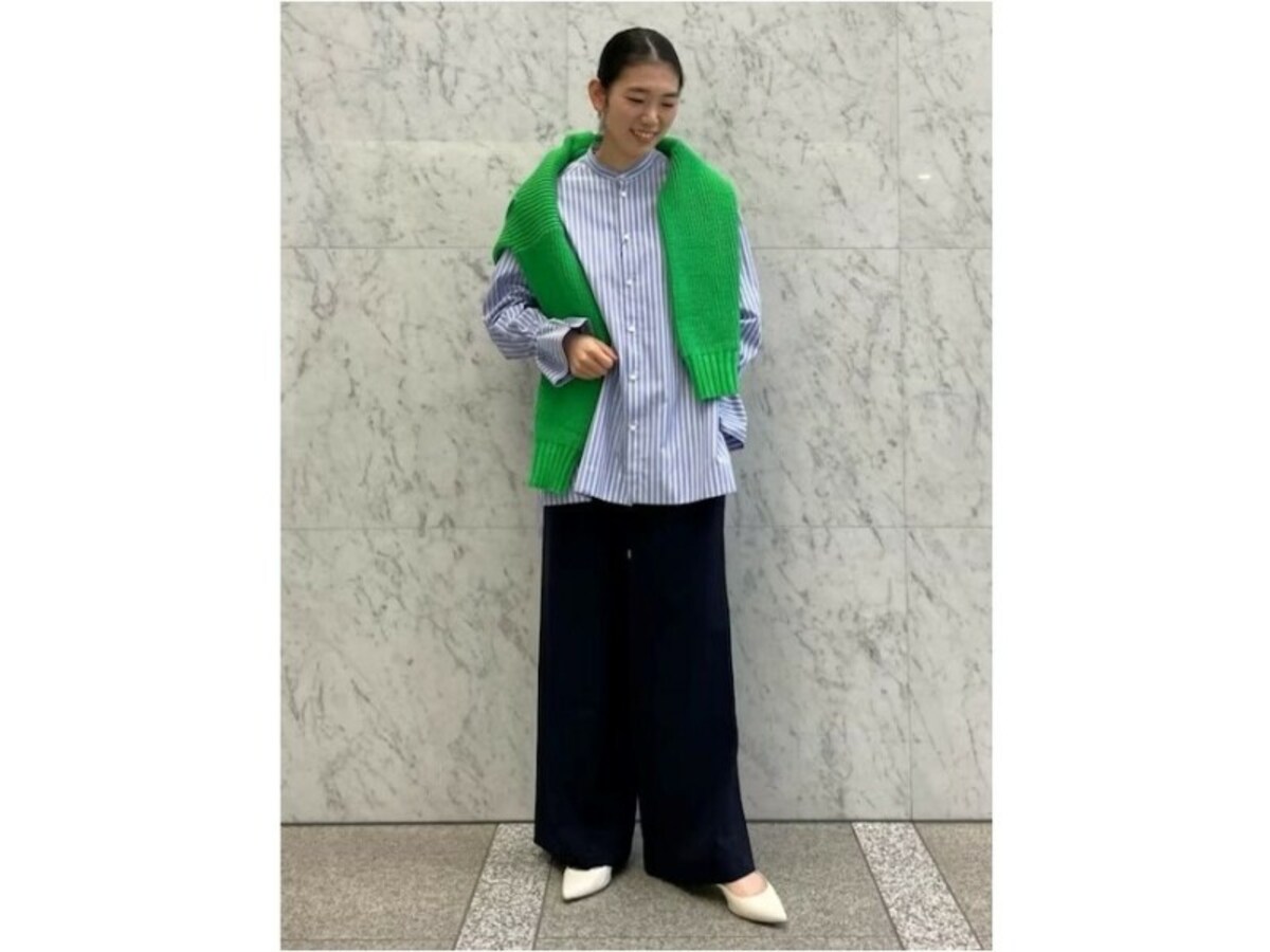 【OKコーデ】重たく見えやすいネイビーのワイドパンツも、白のシューズで春仕様に　出典：WEAR