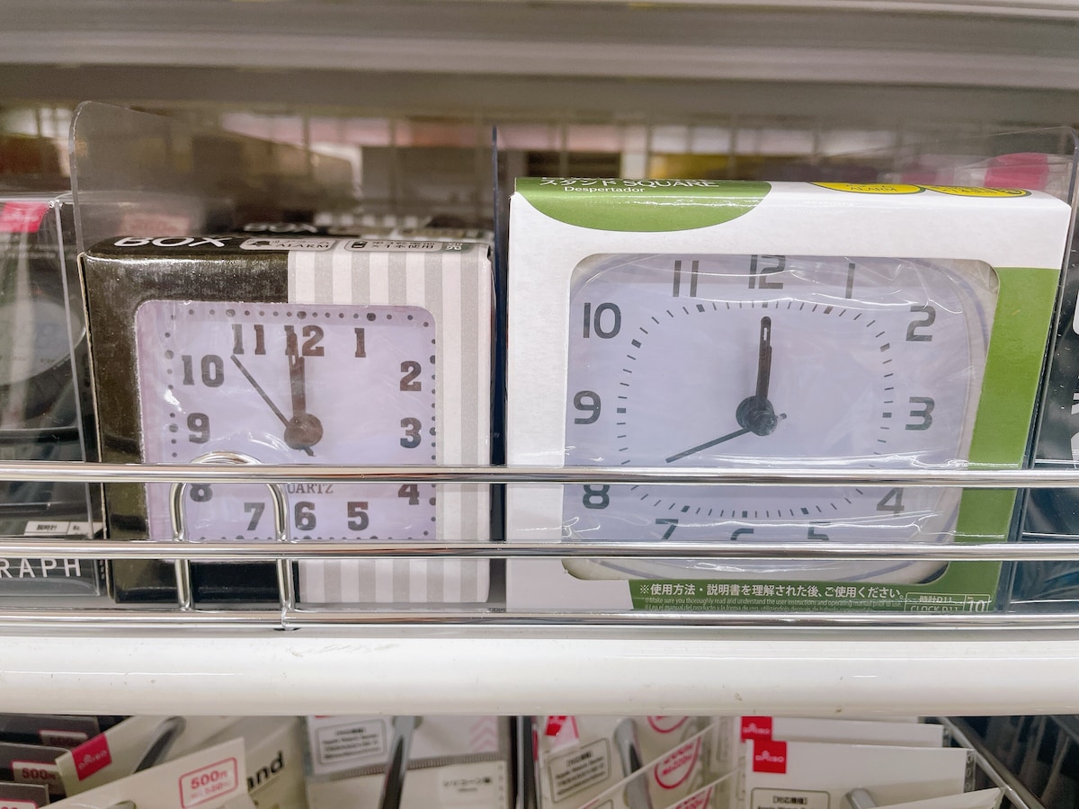 100円（税込110円）で買える目覚まし機能付きの置き時計