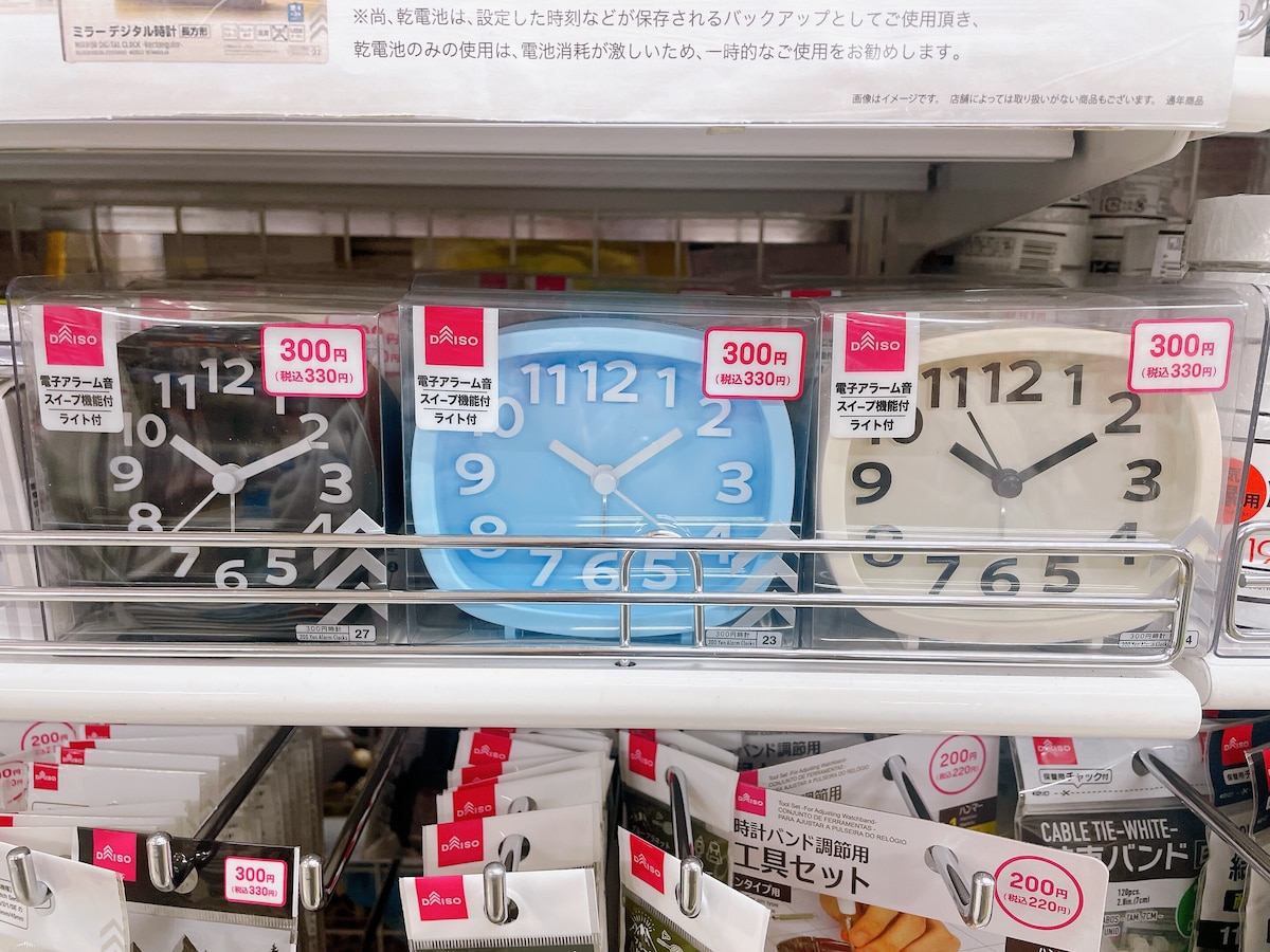 おもちゃのようなフォルムとカラーが人気の「ライト付目覚まし時計」シリーズ