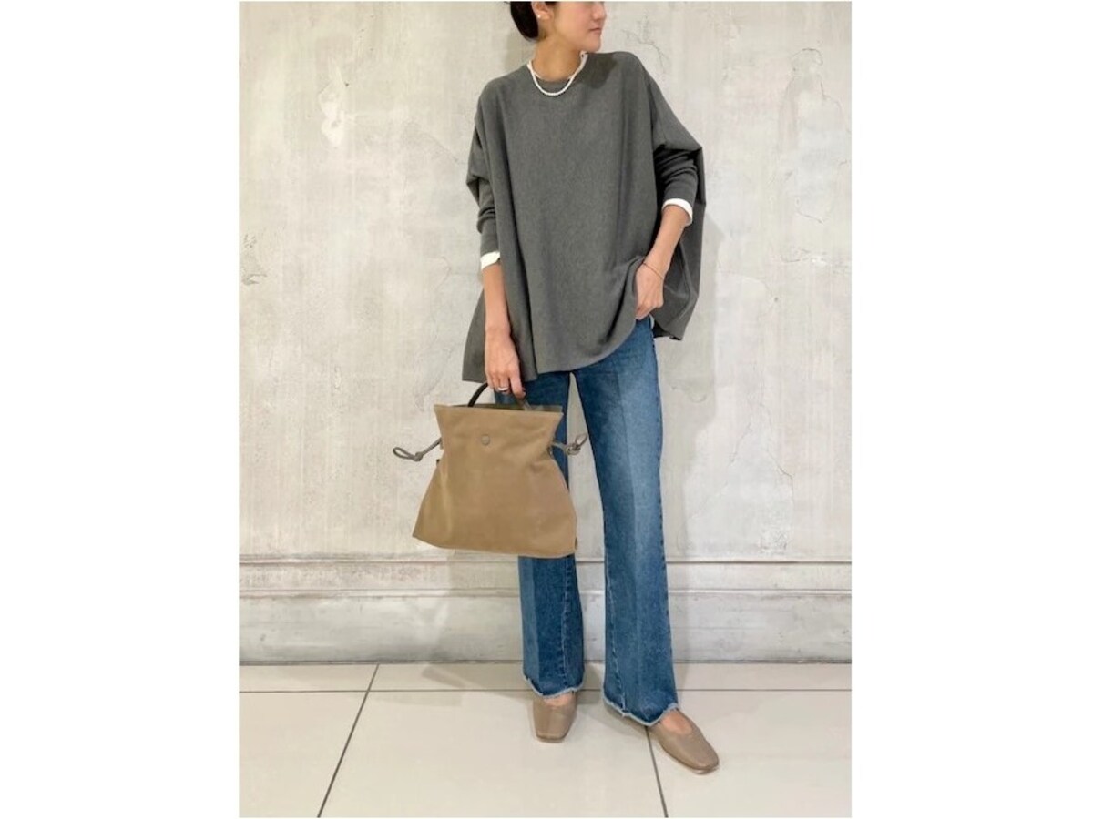 ゆったりトップス＆デニムの時こそ、アクセサリーや小物に気を配って　出典：WEAR