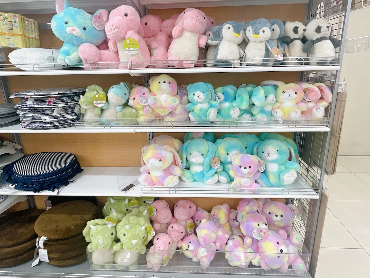 カラフルで目を惹くダイソーのぬいぐるみコーナー