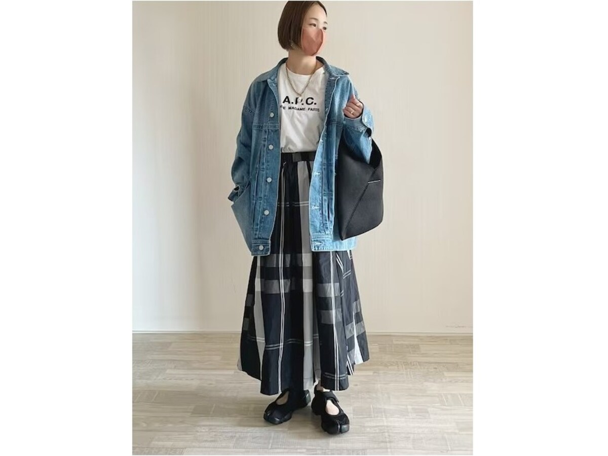 大きなチェックが目をひくスカートに合わせてスポーツミックスコーデ　出典：WEAR