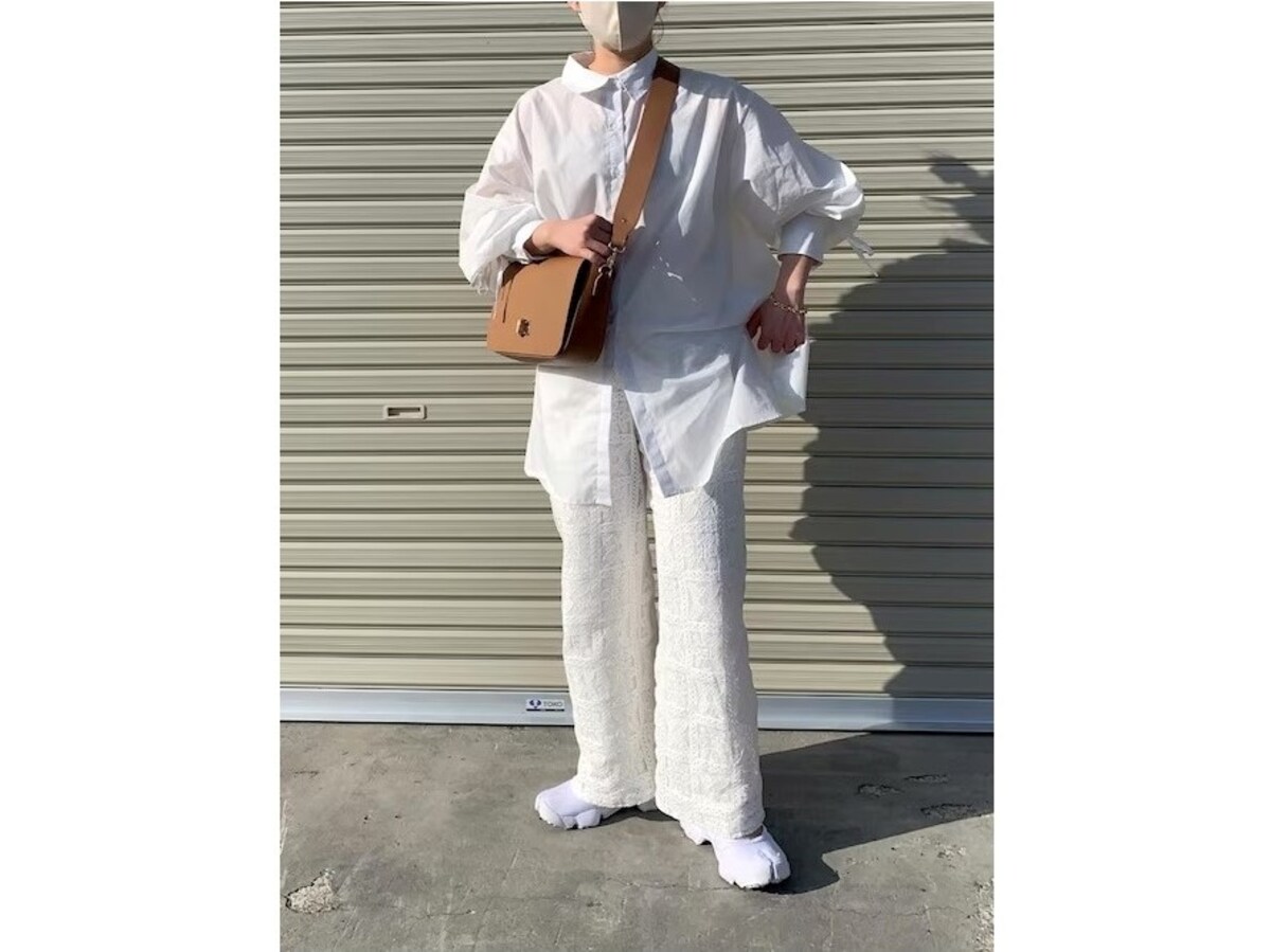 カジュアルでも清潔感抜群のオールホワイトでまとめたコーデ　出典：WEAR