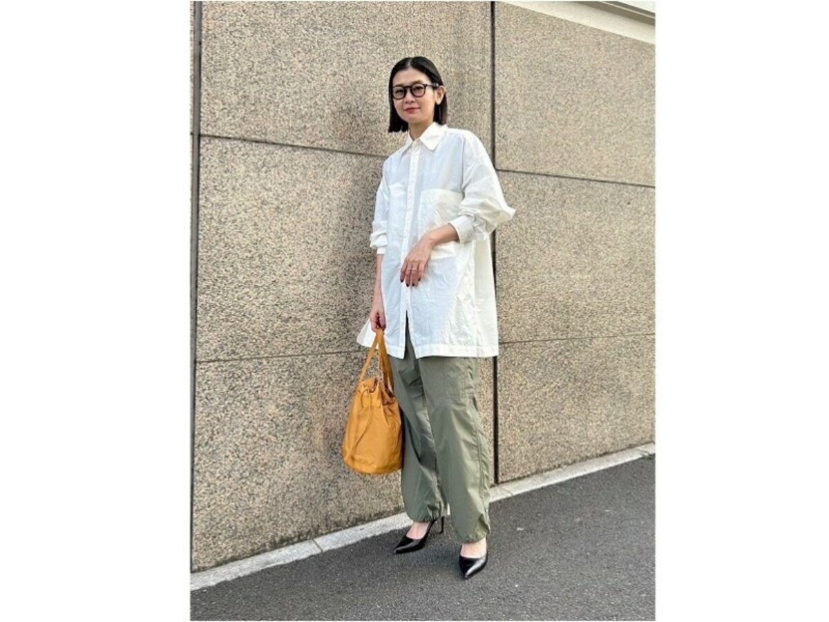 オーバーサイズの白シャツで大人のカーゴパンツコーデ　出典：StyleHint