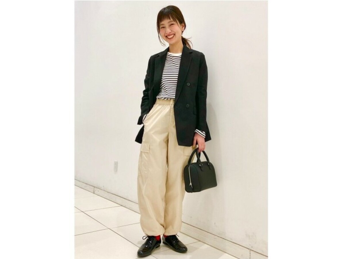 ジャケットを合わせてカジュアルなカーゴパンツをきれいめに　出典：StyleHint