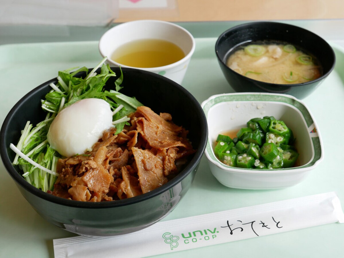 横国パワー丼（中、税込506円）、6種の野菜が入っている豚汁（税込88円）、オクラのお浸し（税込66円）。合計税込660円と、とってもリーズナブル！