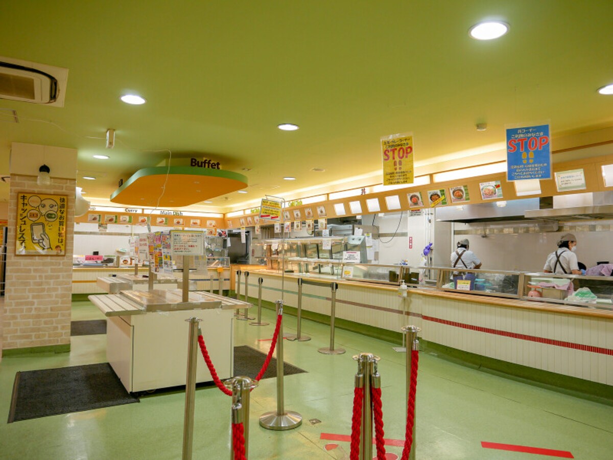 丼、汁を受け取り、好きなおかずをとってレジで精算（2023年3月現在、量り売りのビュッフェコーナーは中止しています）