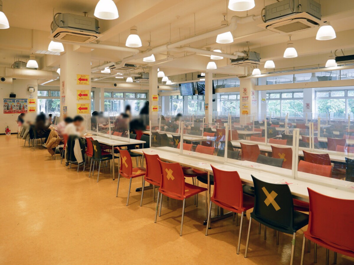 正門近く、大学会館横の建物には「第1食堂／シェルシュ」があります。メニュー内容は第2食堂とほぼ同じで人気のメニューは「チキン竜田丼」