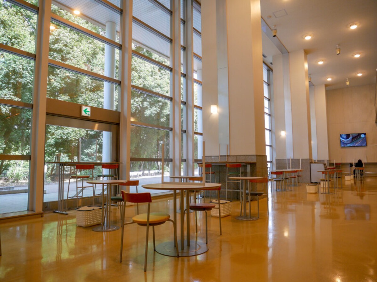 中央広場近くの中央図書館 1Fには「図書館カフェ shoca.（ショカ）」が併設。緑を眺めながらコーヒーや軽食、スイーツが楽しめます（営業：月～金曜 12:00～15:00）