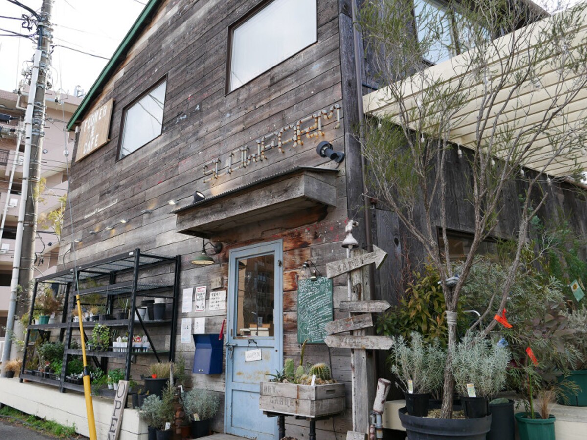 緑に囲まれている「SLOW FARM fleurs&cafe」外観