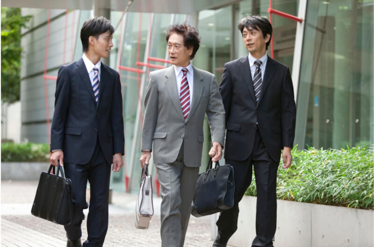 50歳代の76％がシニア期も働き（続け）たいし、働く必要がある、と考えている。
