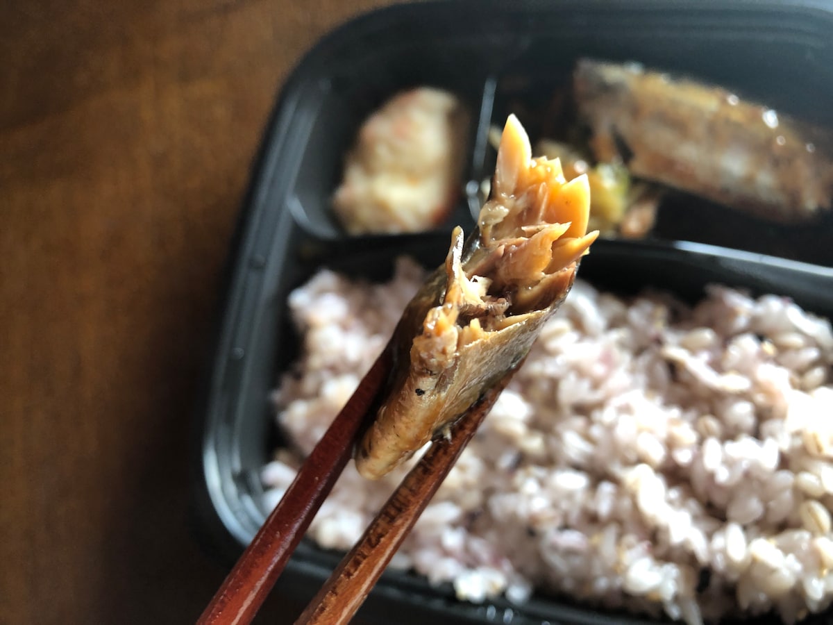 トップバリュの「ごはんセット さんまの煮付けと七穀ごはん」のさんまの煮付けが美味しい