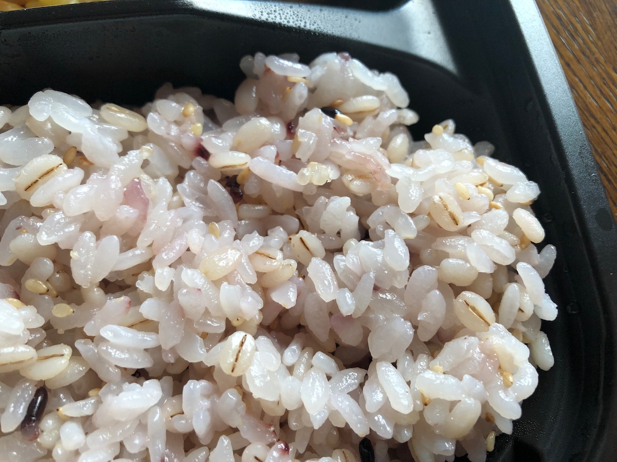 トップバリュの「ごはんセット さんまの煮付けと七穀ごはん」のごはんはプチプチ食感