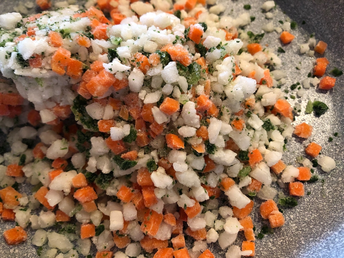 トップバリュの「お米のかわりに食べる3種の彩り野菜」はお米のサイズほどに野菜がカットされている
