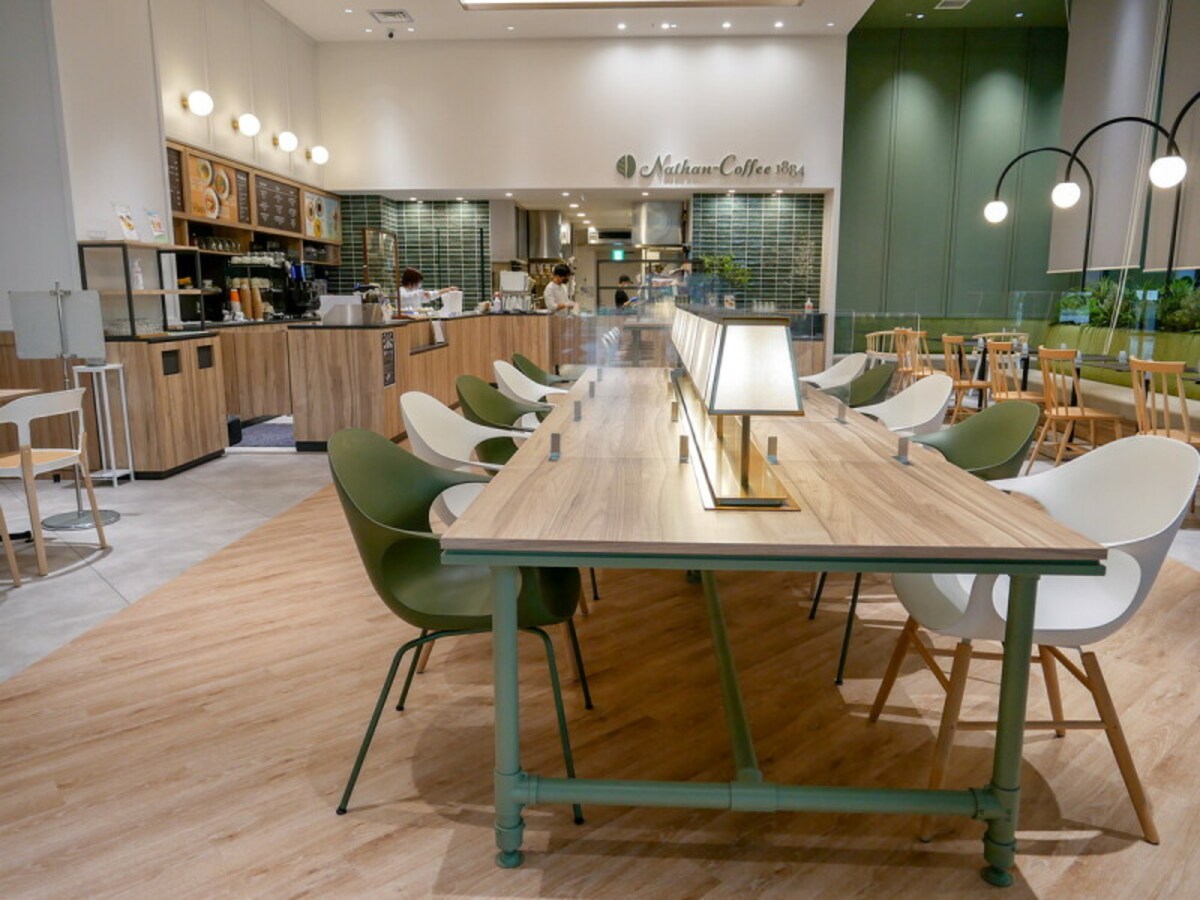 「Nathan-Coffee 1884」店内の様子。チェアやソファなど全52席