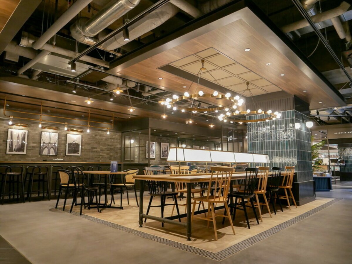 B1階「BACON Books & cafe」店内の様子。レンガを基調とした近代建築風のインテリアはシカゴをイメージして知的な雰囲気