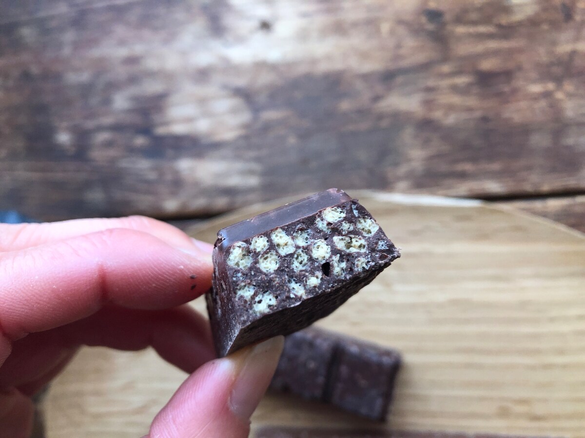 トップバリュの「プロテインバー シリアルチョコ 15g」はザクザク食感