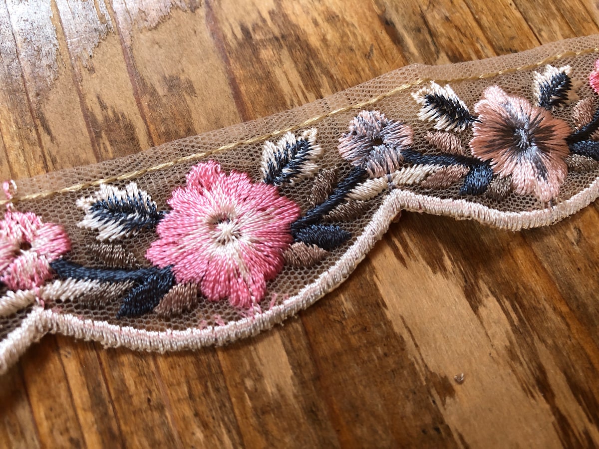 セリアの「インド刺繍リボン」は刺繍が細かい