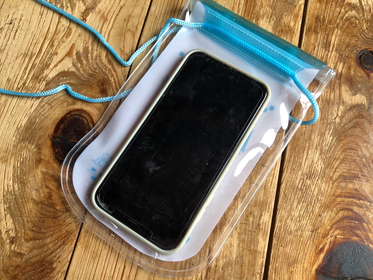 「セリアのスマートフォン防滴ケース」はサイズが大きめのスマホも入る