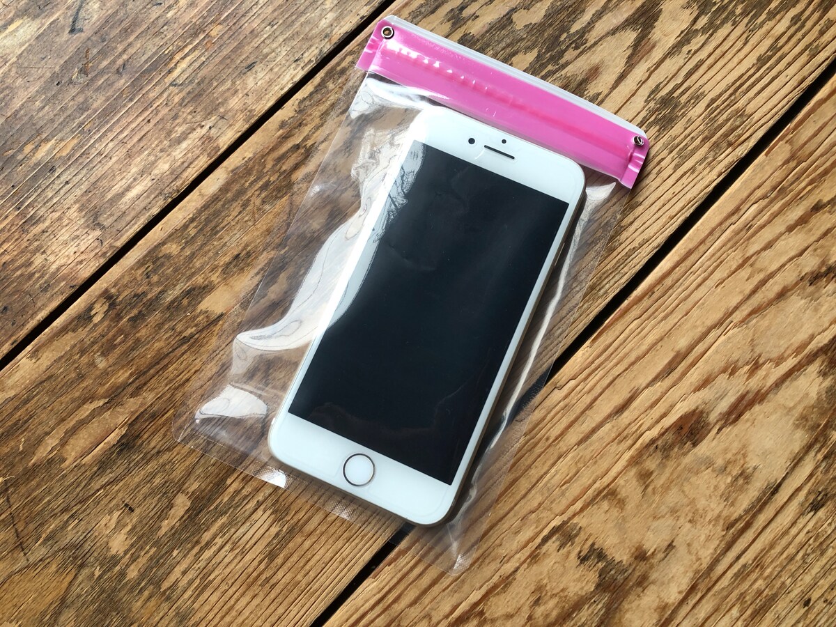「ダイソーの簡易防水ソフトケース　スマートフォン用」にiPhone8を入れている